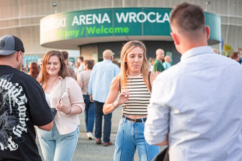 Koncert Dawida Podsiadły na Tarczyński Arena, 08.06.2024. Tłumy fanów ciągną na stadion
