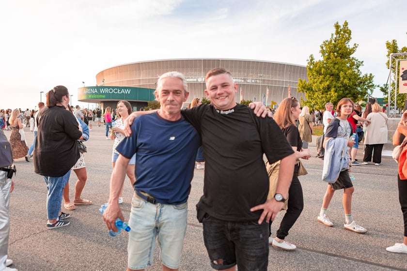 Koncert Dawida Podsiadły na Tarczyński Arena, 08.06.2024. Tłumy fanów ciągną na stadion