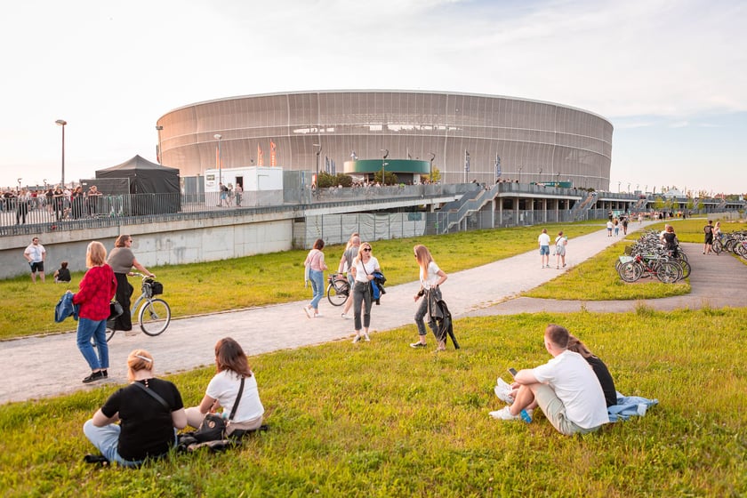 Koncert Dawida Podsiadły na Tarczyński Arena, 08.06.2024. Tłumy fanów ciągną na stadion