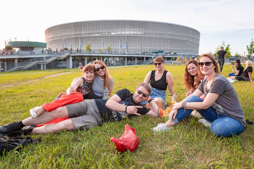 Koncert Dawida Podsiadły na Tarczyński Arena, 08.06.2024. Tłumy fanów ciągną na stadion