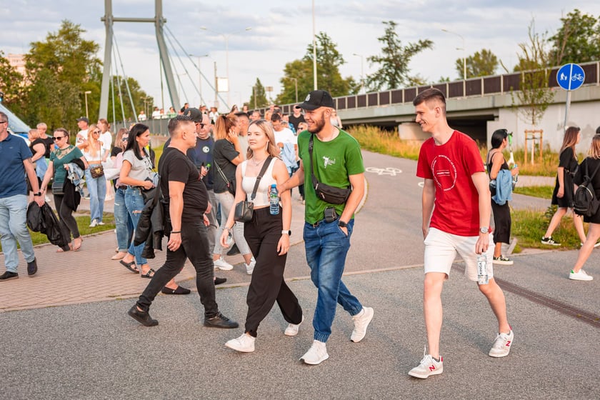 Koncert Dawida Podsiadły na Tarczyński Arena, 08.06.2024. Tłumy fanów ciągną na stadion