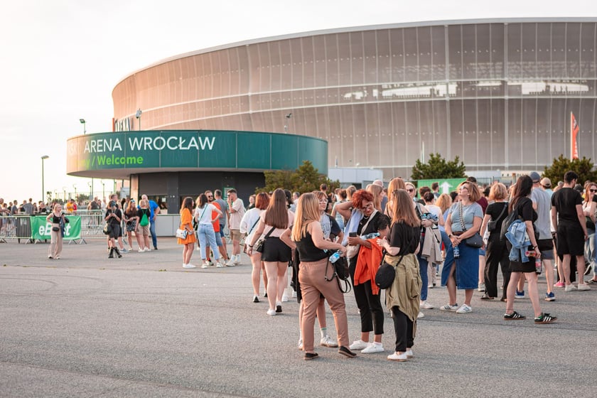 Koncert Dawida Podsiadły na Tarczyński Arena, 08.06.2024. Tłumy fanów ciągną na stadion