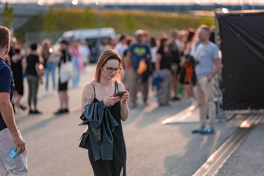 Koncert Dawida Podsiadły na Tarczyński Arena, 08.06.2024. Tłumy fanów ciągną na stadion