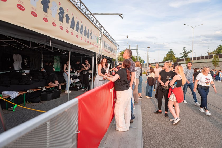 Koncert Dawida Podsiadły na Tarczyński Arena, 08.06.2024. Tłumy fanów ciągną na stadion