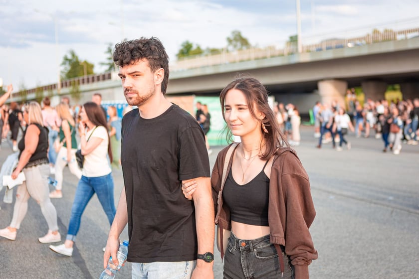 Koncert Dawida Podsiadły na Tarczyński Arena, 08.06.2024. Tłumy fanów ciągną na stadion