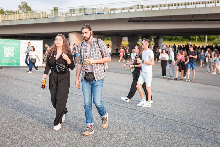 Koncert Dawida Podsiadły na Tarczyński Arena, 08.06.2024. Tłumy fanów ciągną na stadion