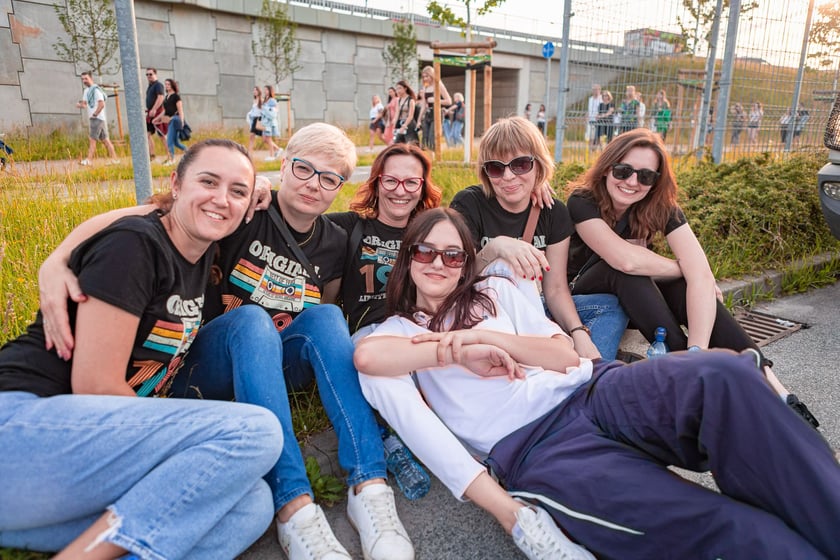 Koncert Dawida Podsiadły na Tarczyński Arena, 08.06.2024. Tłumy fanów ciągną na stadion