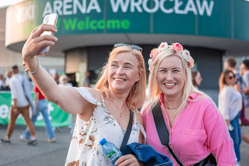 Koncert Dawida Podsiadły na Tarczyński Arena, 08.06.2024. Tłumy fanów ciągną na stadion
