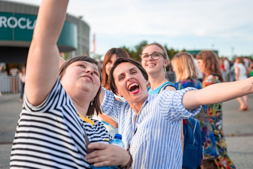 Koncert Dawida Podsiadły na Tarczyński Arena, 08.06.2024. Tłumy fanów ciągną na stadion