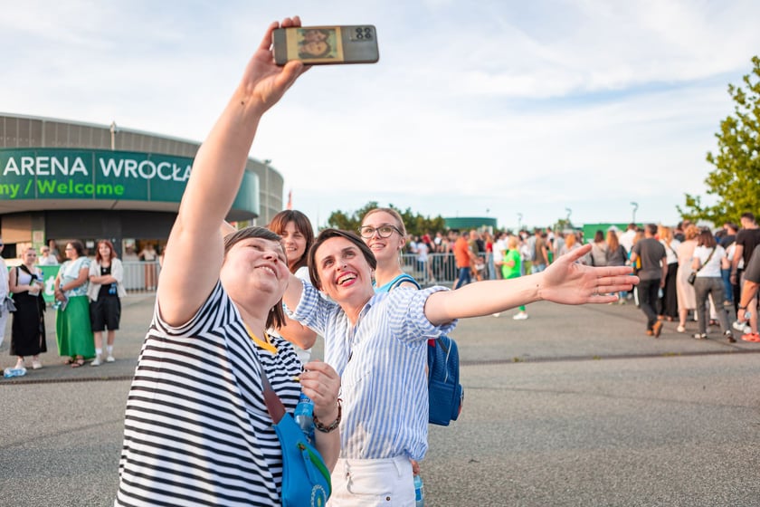 Koncert Dawida Podsiadły na Tarczyński Arena, 08.06.2024. Tłumy fanów ciągną na stadion