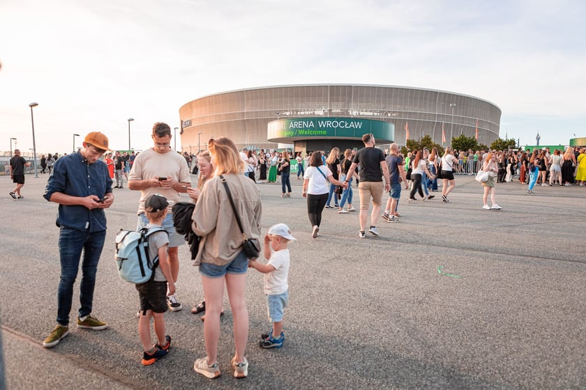 Koncert Dawida Podsiadły na Tarczyński Arena, 08.06.2024. Tłumy fanów ciągną na stadion