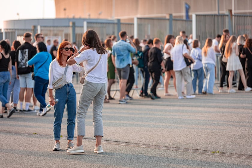 Koncert Dawida Podsiadły na Tarczyński Arena, 08.06.2024. Tłumy fanów ciągną na stadion