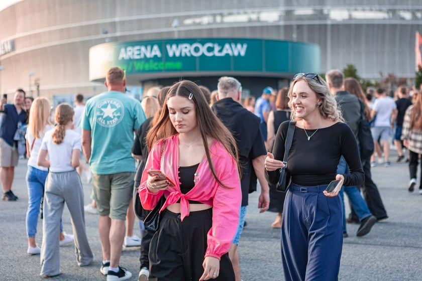 Koncert Dawida Podsiadły na Tarczyński Arena, 08.06.2024. Tłumy fanów ciągną na stadion