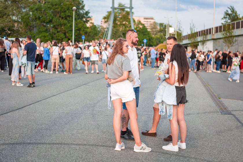Koncert Dawida Podsiadły na Tarczyński Arena, 08.06.2024. Tłumy fanów ciągną na stadion