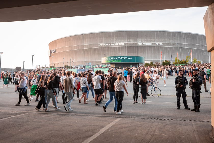 Koncert Dawida Podsiadły na Tarczyński Arena, 08.06.2024. Tłumy fanów ciągną na stadion