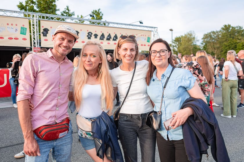 Koncert Dawida Podsiadły na Tarczyński Arena, 08.06.2024. Tłumy fanów ciągną na stadion