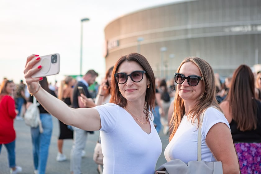 Koncert Dawida Podsiadły na Tarczyński Arena, 08.06.2024. Tłumy fanów ciągną na stadion