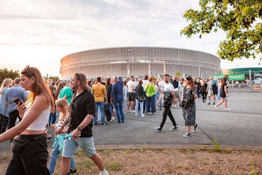 Koncert Dawida Podsiadły na Tarczyński Arena, 08.06.2024. Tłumy fanów ciągną na stadion