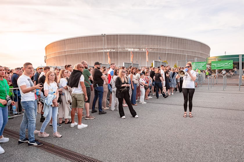 Koncert Dawida Podsiadły na Tarczyński Arena, 08.06.2024. Tłumy fanów ciągną na stadion
