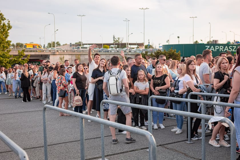 Koncert Dawida Podsiadły na Tarczyński Arena, 08.06.2024. Tłumy fanów ciągną na stadion