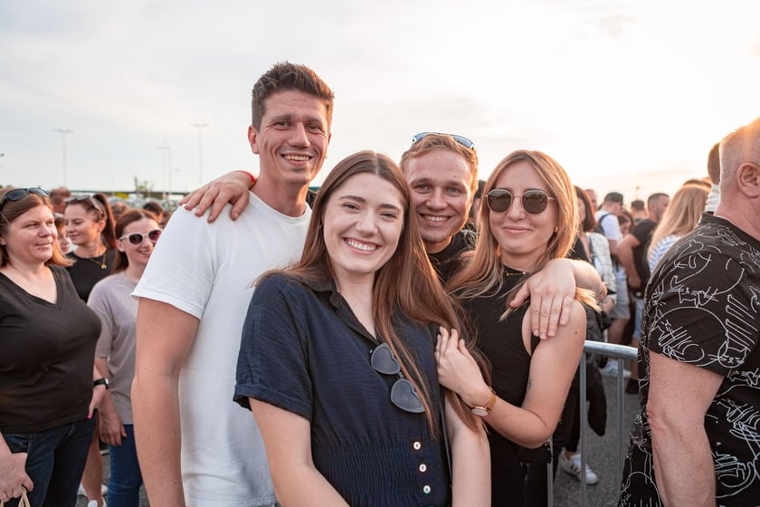 Koncert Dawida Podsiadły na Tarczyński Arena, 08.06.2024. Tłumy fanów ciągną na stadion