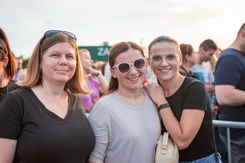 Koncert Dawida Podsiadły na Tarczyński Arena, 08.06.2024. Tłumy fanów ciągną na stadion