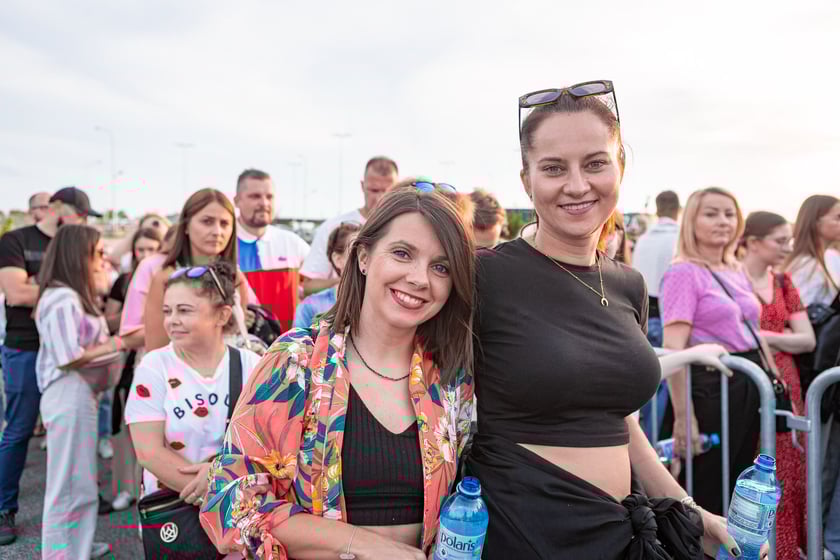 Koncert Dawida Podsiadły na Tarczyński Arena, 08.06.2024. Tłumy fanów ciągną na stadion