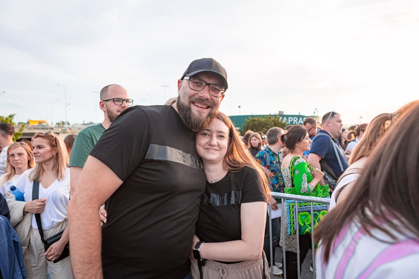Koncert Dawida Podsiadły na Tarczyński Arena, 08.06.2024. Tłumy fanów ciągną na stadion