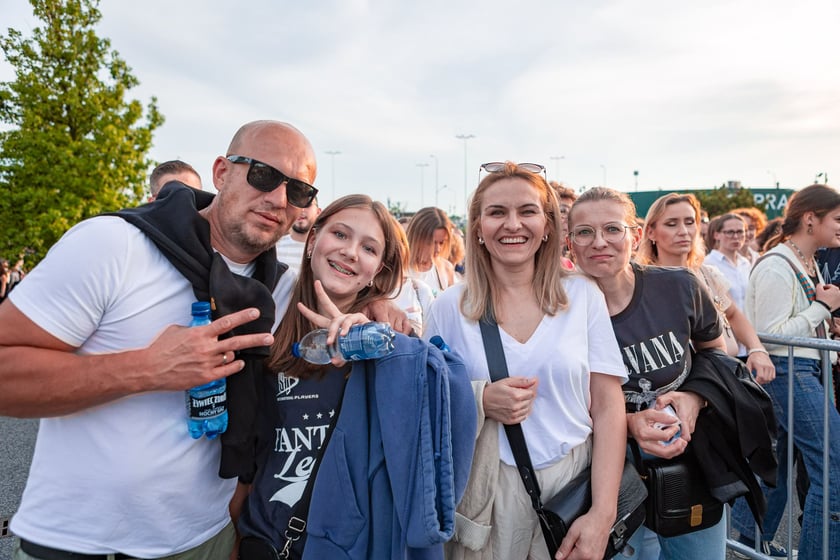 Koncert Dawida Podsiadły na Tarczyński Arena, 08.06.2024. Tłumy fanów ciągną na stadion