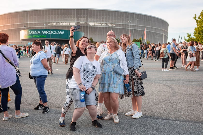 Koncert Dawida Podsiadły na Tarczyński Arena, 08.06.2024. Tłumy fanów ciągną na stadion