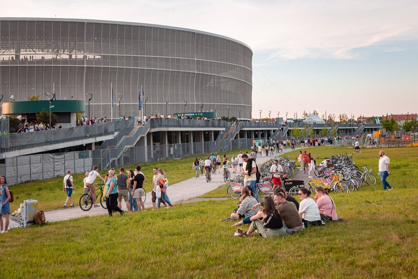 Koncert Dawida Podsiadły na Tarczyński Arena, 08.06.2024. Tłumy fanów ciągną na stadion