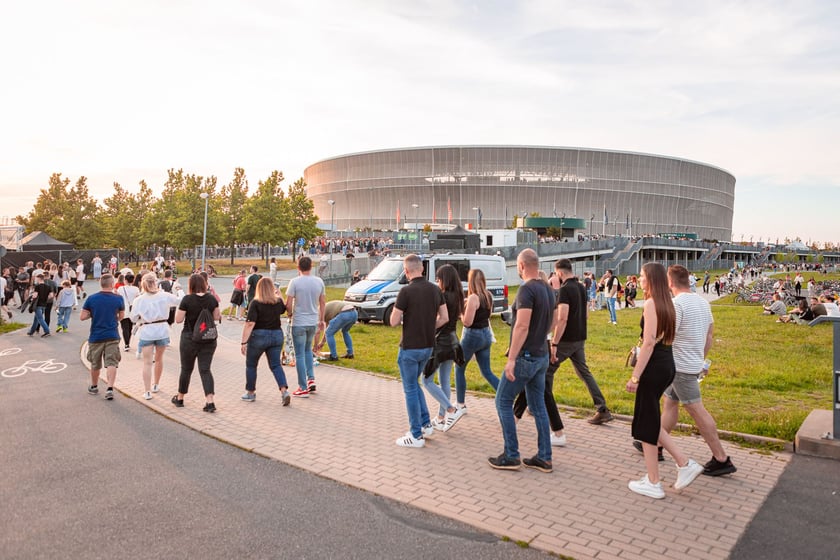 Koncert Dawida Podsiadły na Tarczyński Arena, 08.06.2024. Tłumy fanów ciągną na stadion
