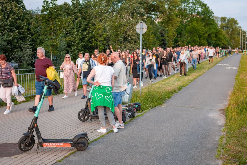 Koncert Dawida Podsiadły na Tarczyński Arena, 08.06.2024. Tłumy fanów ciągną na stadion