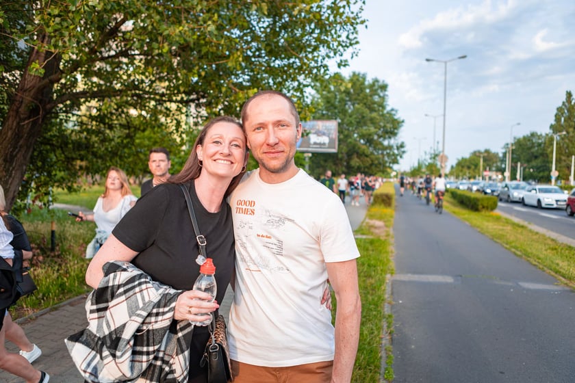 Koncert Dawida Podsiadły na Tarczyński Arena, 08.06.2024. Tłumy fanów ciągną na stadion