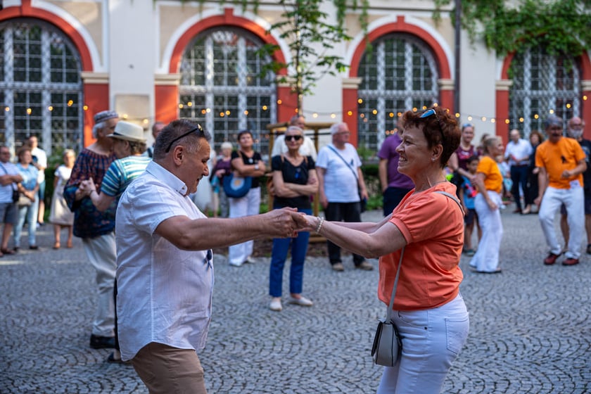 Potańcówka Wrocławska na dziedzińcu Ossolineum. Wrocław, 8 czerwca 2024