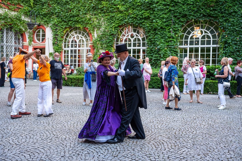 Potańcówka Wrocławska na dziedzińcu Ossolineum. Wrocław, 8 czerwca 2024