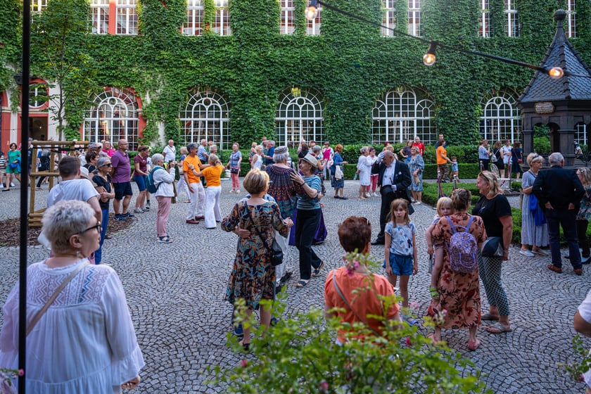 Potańcówka Wrocławska na dziedzińcu Ossolineum. Wrocław, 8 czerwca 2024