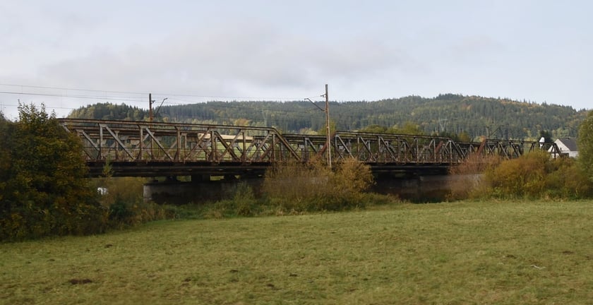 Most kolejowy nad rzeką Bóbr