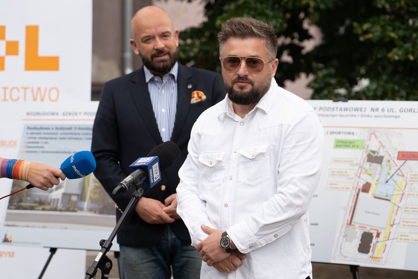Podpisanie umowy na remont szkoły, 11 czerwca 2024, Łukasz Hirny i Jacek Sutryk