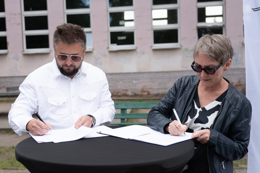 Podpisanie umowy na remont szkoły, 11 czerwca 2024. Jolanta Wnęk i Łukasz Hirny
