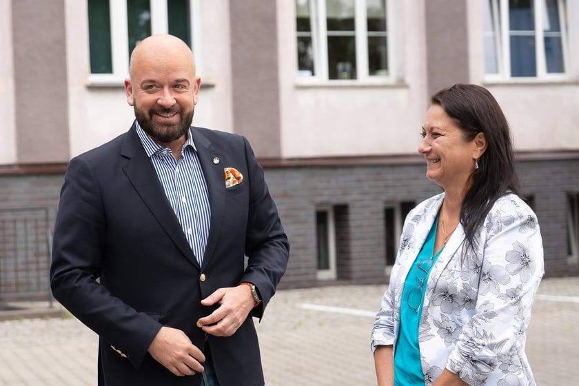 Podpisanie umowy na remont szkoły, 11 czerwca 2024, dyrektor Magdalena Zawadzka i prezydent Jacek Sutryk