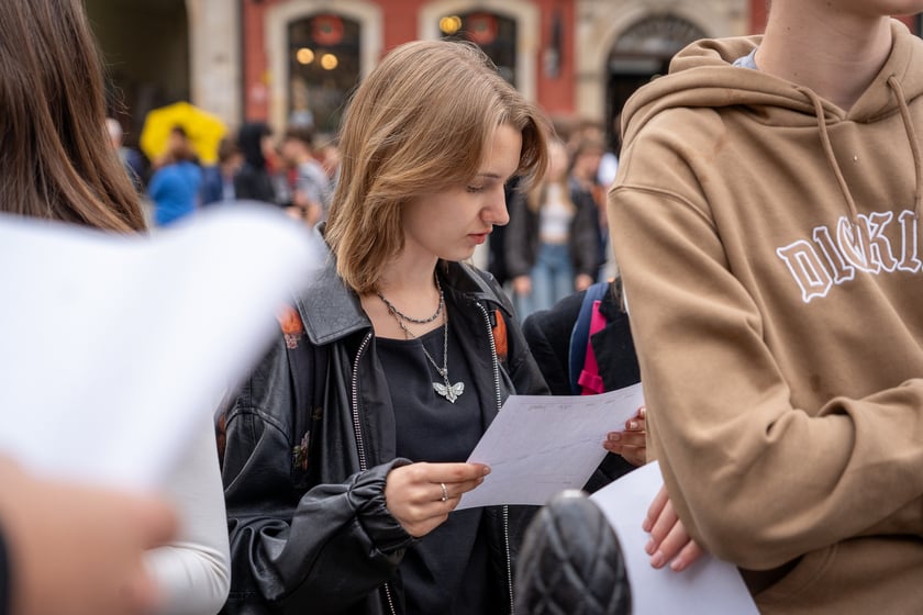 Uczniowie XIII LO świętowali w Rynku urodziny hrabiego Fredry