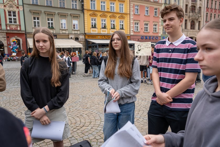 Uczniowie XIII LO świętowali w Rynku urodziny hrabiego Fredry