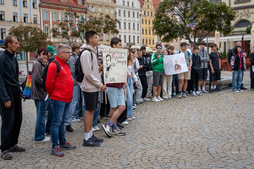 Uczniowie XIII LO świętowali w Rynku urodziny hrabiego Fredry