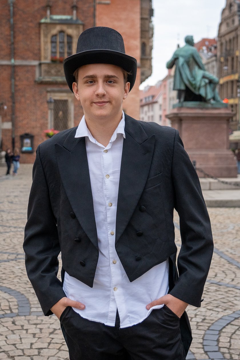 Uczniowie XIII LO świętowali w Rynku urodziny hrabiego Fredry
