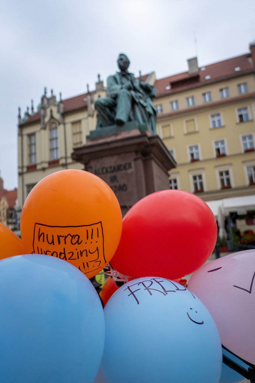 Uczniowie XIII LO świętowali w Rynku urodziny hrabiego Fredry