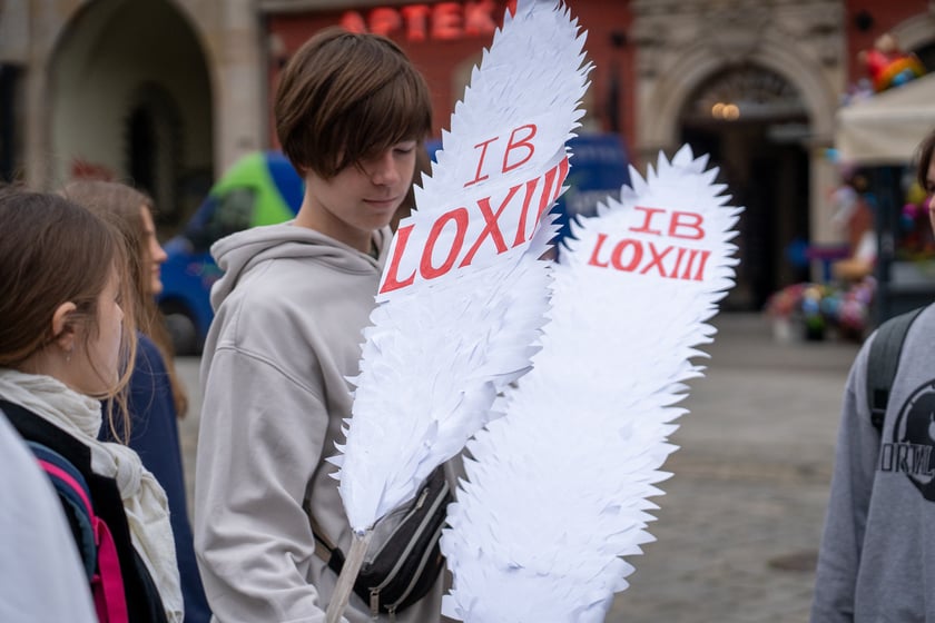 Uczniowie XIII LO świętowali w Rynku urodziny hrabiego Fredry