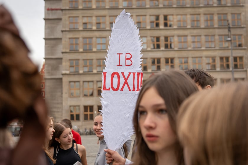 Uczniowie XIII LO świętowali w Rynku urodziny hrabiego Fredry