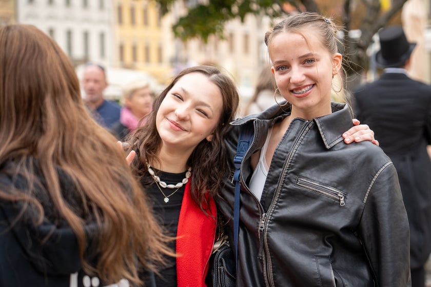 Uczniowie XIII LO świętowali w Rynku urodziny hrabiego Fredry