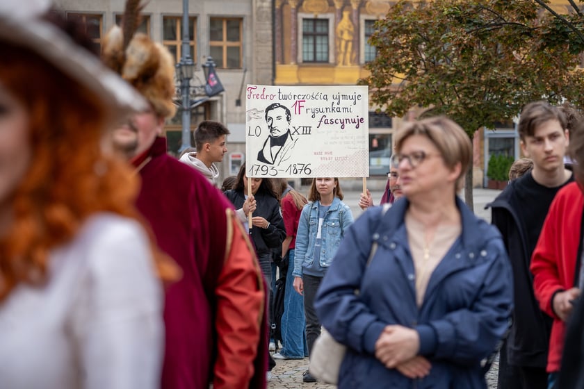 Uczniowie XIII LO świętowali w Rynku urodziny hrabiego Fredry